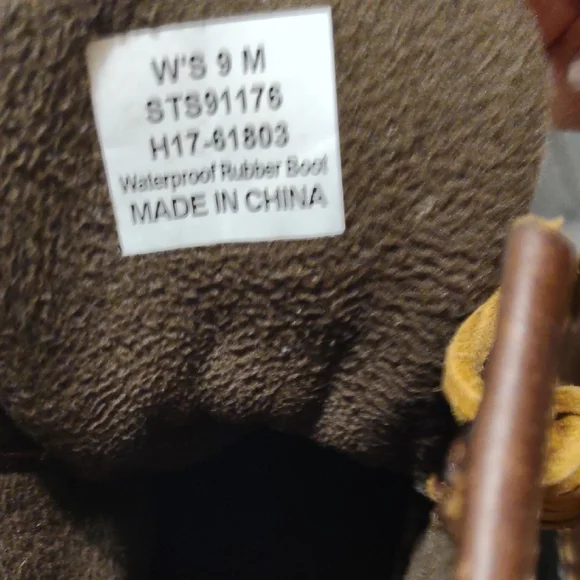 Sperry Dark Brown and Black Waterproof Boots. It's BOOT TIME. - Picture 7 of 10